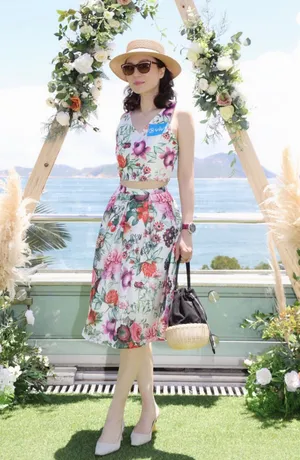 张可颐印花裙优雅写真图片_4