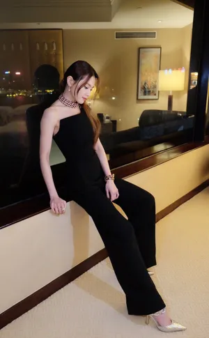 周秀娜裹胸阔腿裤知性性感写真