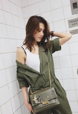 周秀娜露肩工装风时尚写真图片