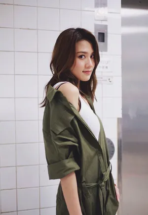 周秀娜露肩工装风时尚写真图片第1张
