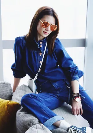 周秀娜牛仔套装性感时尚写真_2