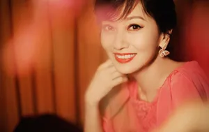 赵雅芝蝴蝶耳坠红裙优雅写真图片