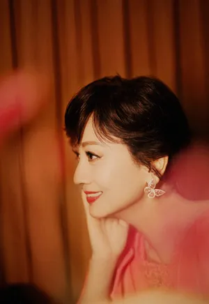 赵雅芝蝴蝶耳坠红裙优雅写真图片_2