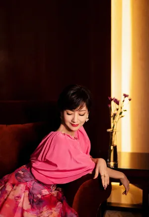 赵雅芝蝴蝶耳坠红裙优雅写真图片_4
