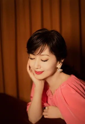 赵雅芝蝴蝶耳坠红裙优雅写真图片_5