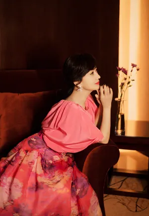 赵雅芝蝴蝶耳坠红裙优雅写真图片_6