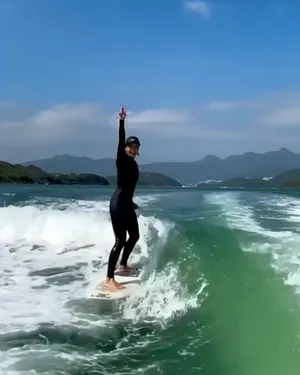 徐濠萦玩冲浪心情佳美照图片