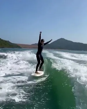 徐濠萦玩冲浪心情佳美照图片_2