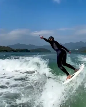 徐濠萦玩冲浪心情佳美照图片_4