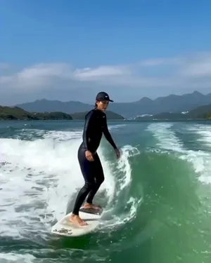 徐濠萦玩冲浪心情佳美照图片_6