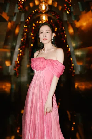 佘诗曼抹胸粉裙性感写真图片