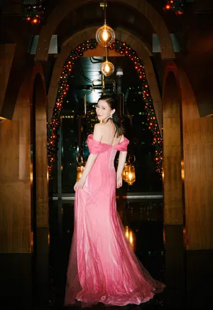 性感女神佘诗曼吊带裙妩媚写真第1张