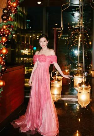 性感女神佘诗曼吊带裙妩媚写真_2