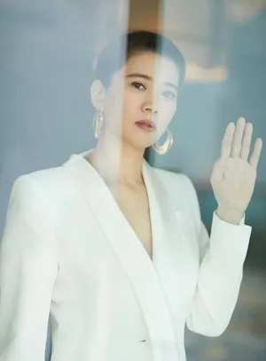 袁咏仪白色西装干练魅力写真图片_3