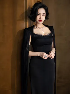朱茵黑色流苏裙知性优雅写真图片