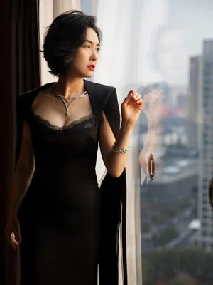 朱茵黑色流苏裙知性优雅写真图片