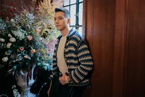 陈伟霆蓝白拼色针织外套帅气写真_4