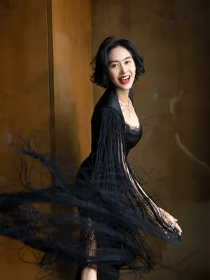 性感女神朱茵黑色吊带裙妩媚优雅写真图片