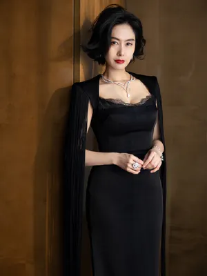 性感女神朱茵黑色吊带裙妩媚优雅写真图片