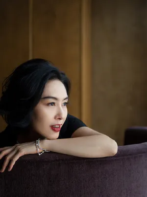 性感女神朱茵黑色吊带裙妩媚优雅写真图片_3