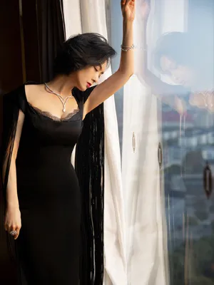 性感女神朱茵黑色吊带裙妩媚优雅写真图片_4