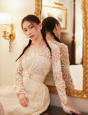 何超莲蛛网蕾丝裙甜美写真图片