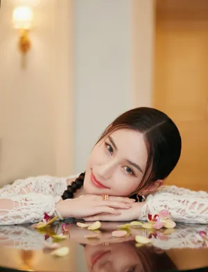 何超莲蛛网蕾丝裙甜美写真图片_2