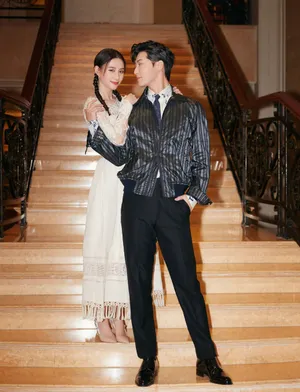 何超莲蛛网蕾丝裙甜美写真图片_3