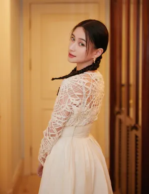 何超莲蛛网蕾丝裙甜美写真图片_5