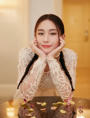 何超莲蛛网蕾丝裙甜美写真图片_8