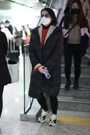 胡杏儿羽绒服温暖简约机场照图片