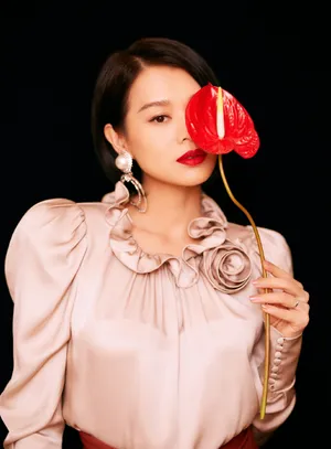 胡杏儿短发性感靓丽写真图片