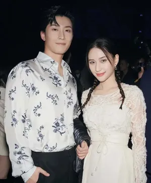 何超莲窦骁英俊靓丽活动照图片_5
