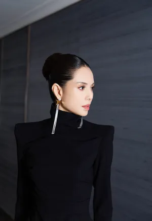 李若彤连胜黑裙性感写真图片