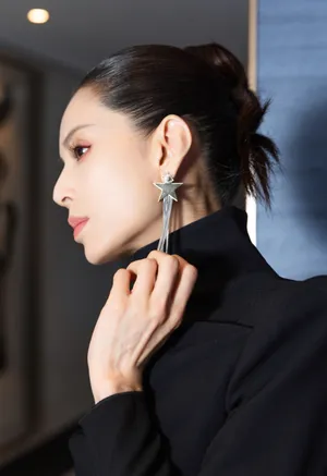 李若彤连胜黑裙性感写真图片_2