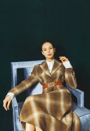 李若彤格纹裙优雅写真图片_3