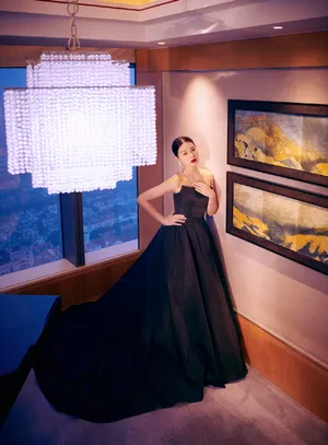 胡杏儿拖尾长裙性感写真图片_3