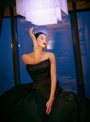 胡杏儿拖尾长裙性感写真图片_4
