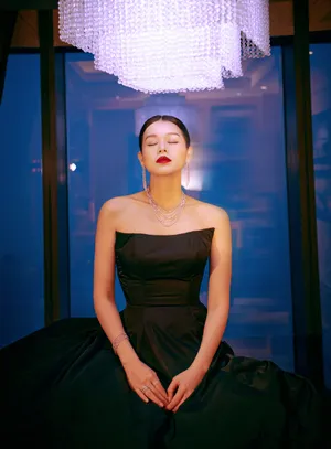 胡杏儿拖尾长裙性感写真图片_5