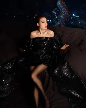 容祖儿短裙黑丝性感写真图片