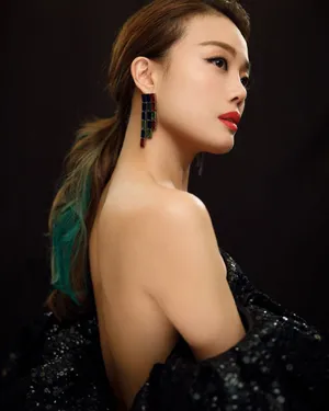 容祖儿短裙黑丝性感写真图片_2