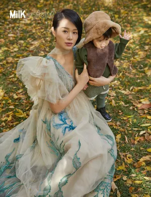 胡杏儿母子俩温馨有爱写真图片_2