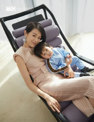 胡杏儿母子俩温馨有爱写真图片_8