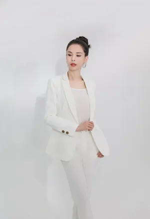 李若彤白色西装干练写真图片_2