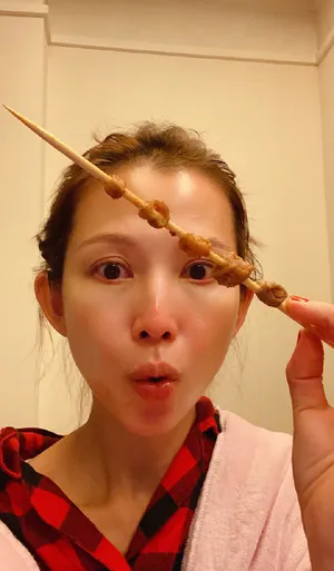 蔡少芬深夜收工吃烤串素颜自拍图片第1张