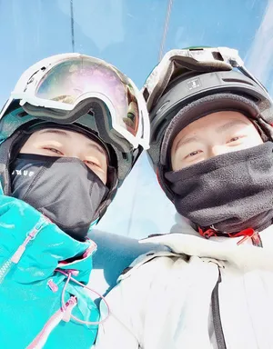 何超莲窦骁两人雪地牵手甜蜜出游图片