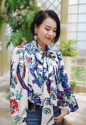 胡杏儿温婉知性写真图片
