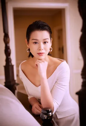 胡杏儿深V抹胸裙性感写真图片