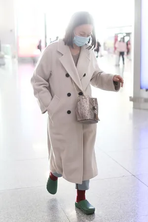 惠英红浅色风衣简约时尚机场照图片_2