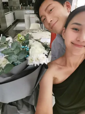 窦骁表白感谢何超莲恩爱甜蜜美照图片_2